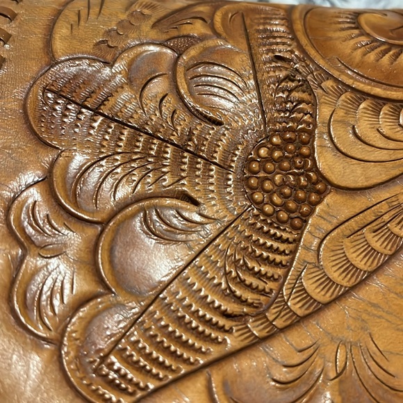 Lovely vintage hand tooled leather shoulder bag. - Picture 3 of 9
